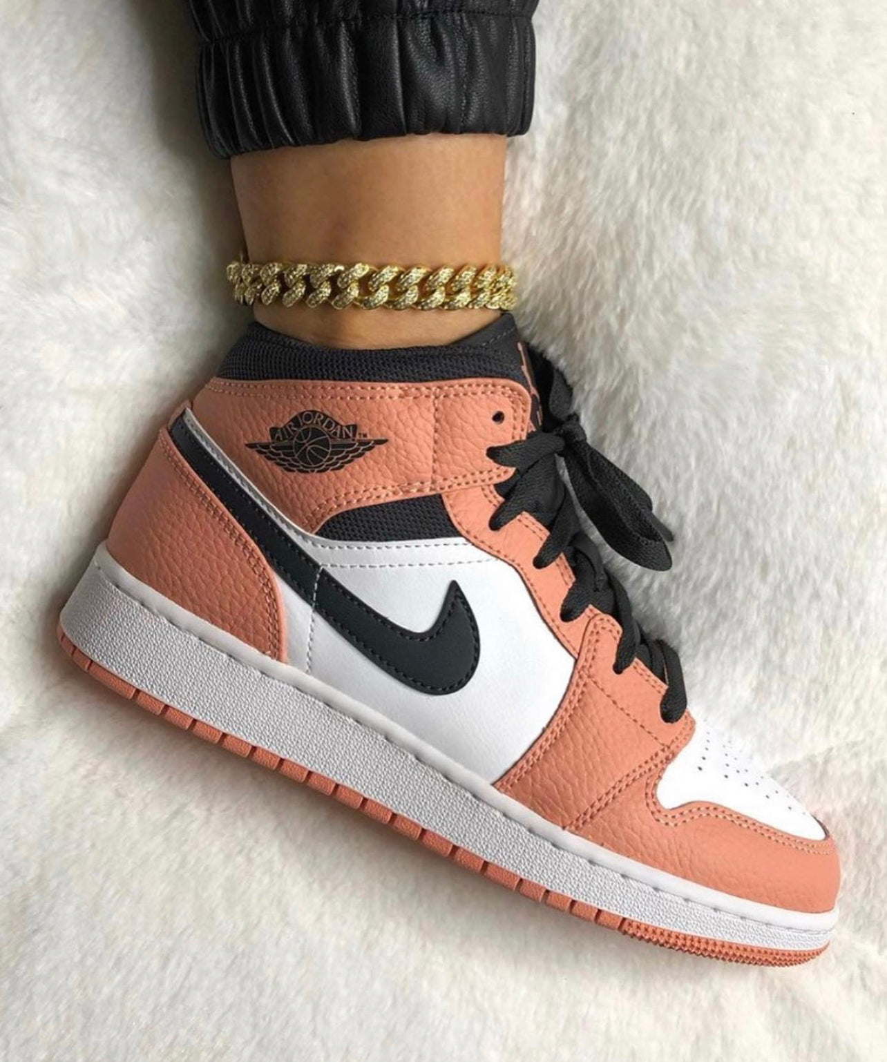 WMNS Air Jordan Retro 1 Mid “Pink Quatrz”